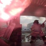 Eine Türspionkamera filmt den Einsatz der Feuerwehr